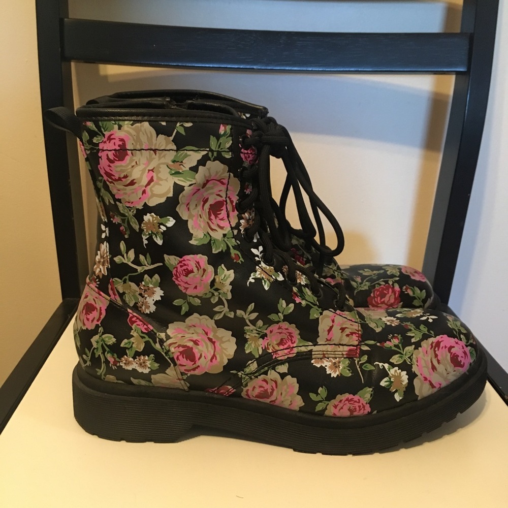 Women’s Size 11 Mossimo Floral Boots
